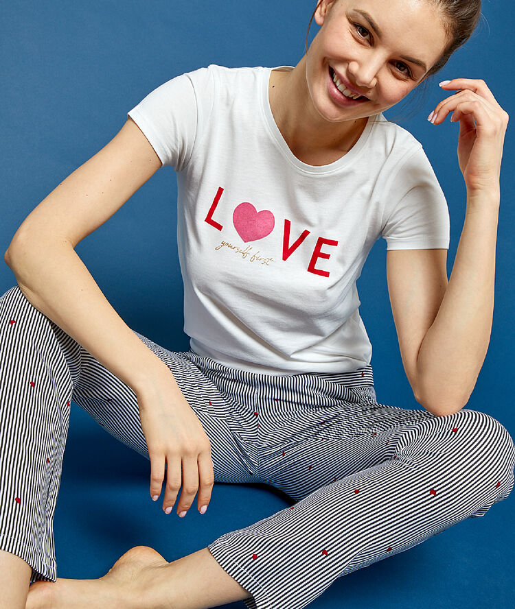 T-shirt z napisem 'love yourself first' ecru.