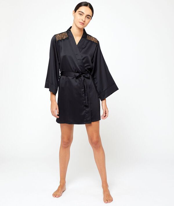 Satynowe kimono, plecy i ramiona z koronki Satynowe kimono, plecy i ramiona z koronki