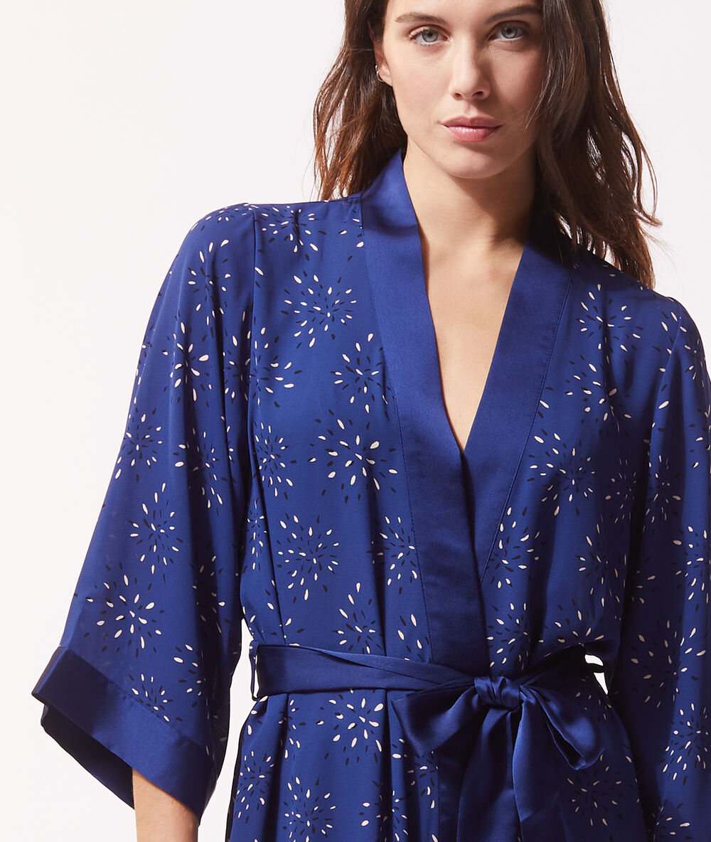 Satynowe kimono z nadrukiem niebieski pastelowy.