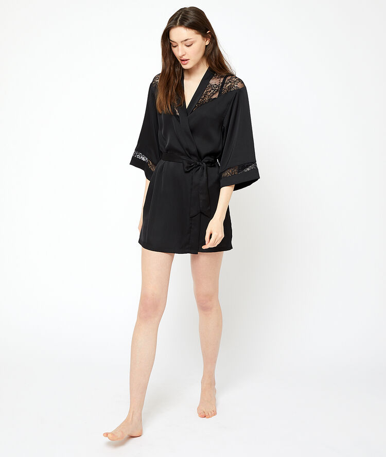 Kimono ozdobione koronką noir.