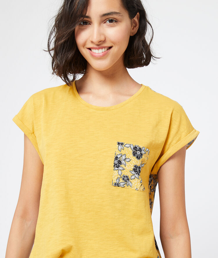 T-shirt z tyłem w kwiatowy deseń i napisem "exotique" ochra.