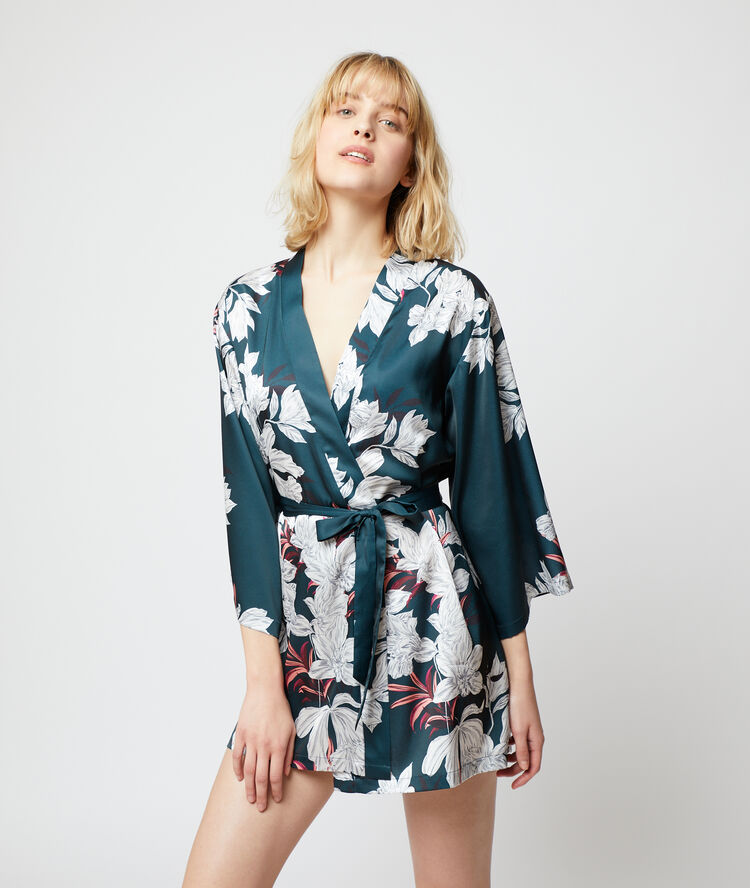 Satynowe kimono w kwiaty niebieski.