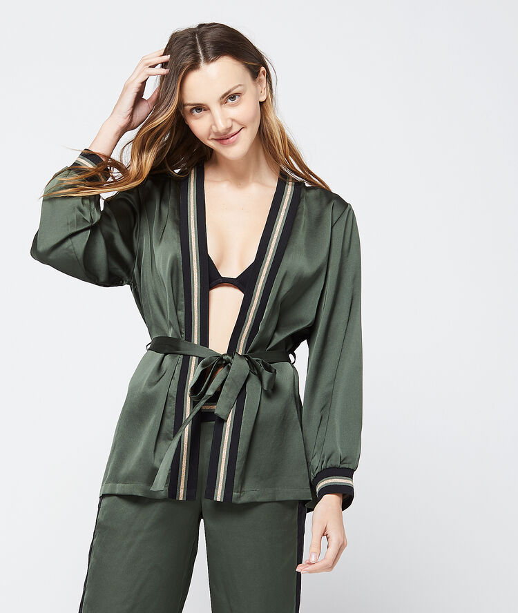 Krótkie satynowe kimono z paskami w kontrastowym kolorze khaki.