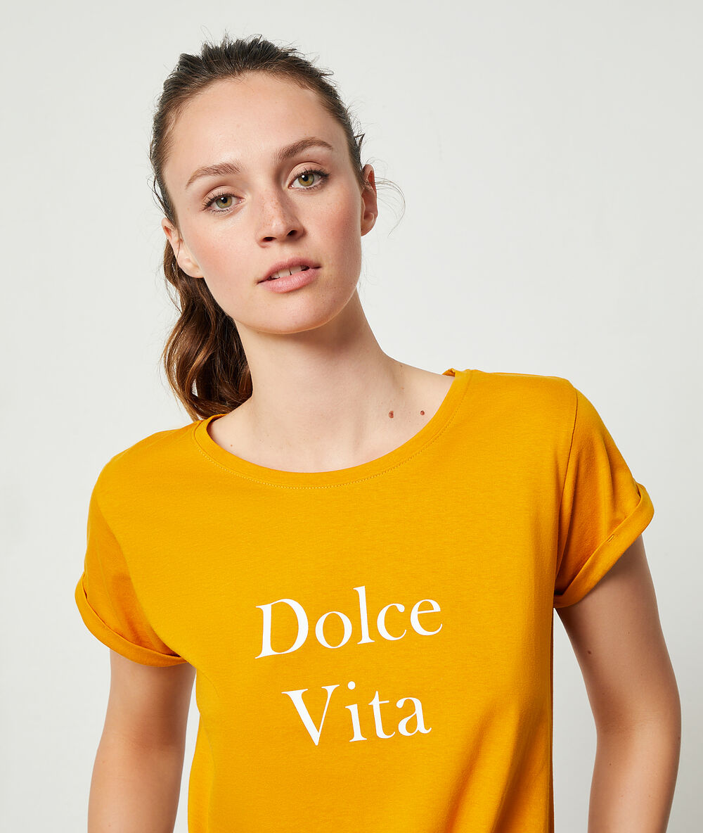Top z napisem 'dolce vita' ochra.