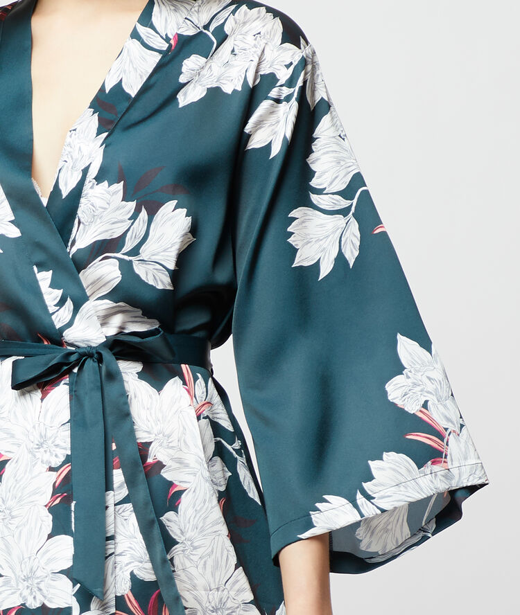 Satynowe kimono w kwiaty niebieski.