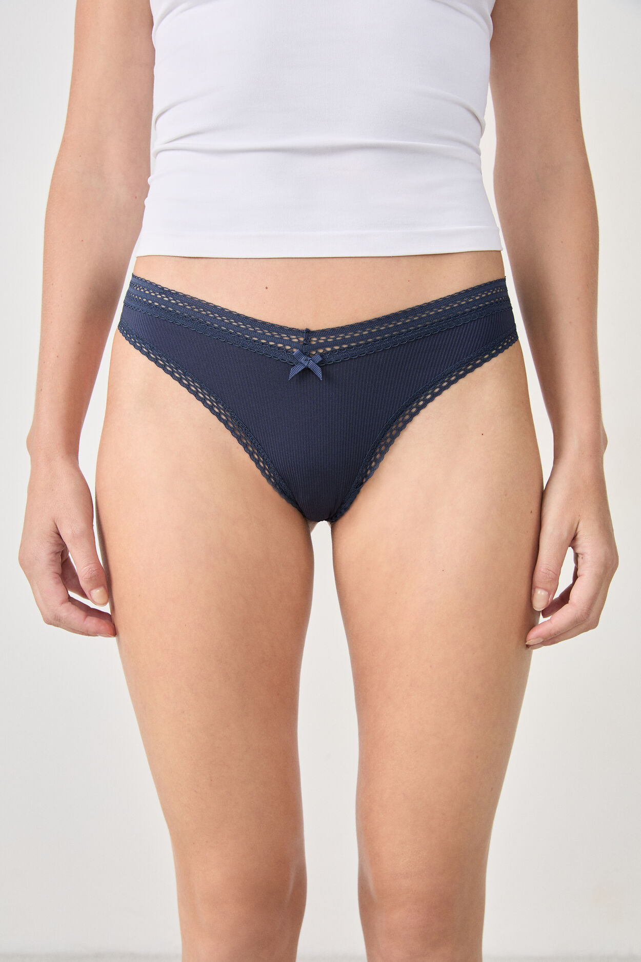 Stringi v-shape z mikrofibry i koronki