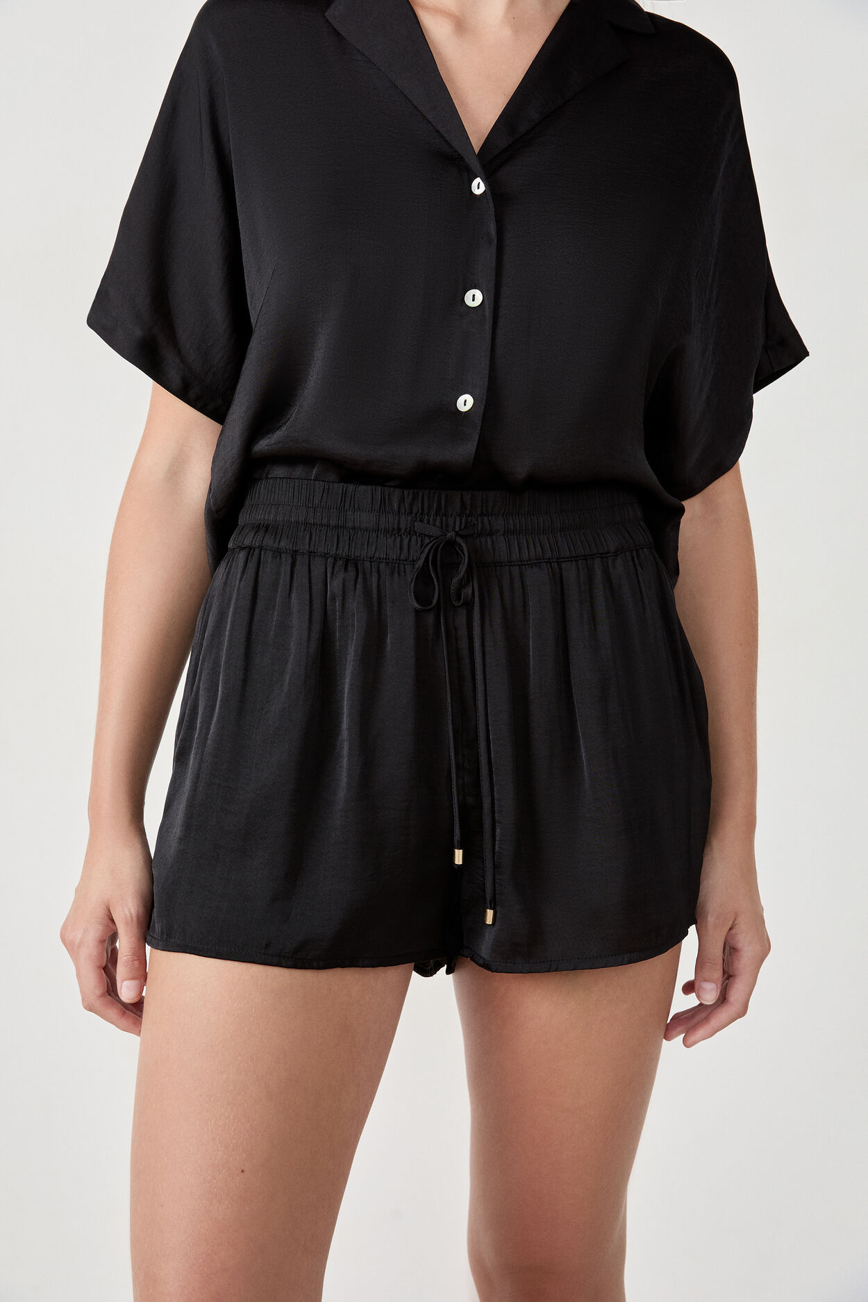 Short satiné avec cordon