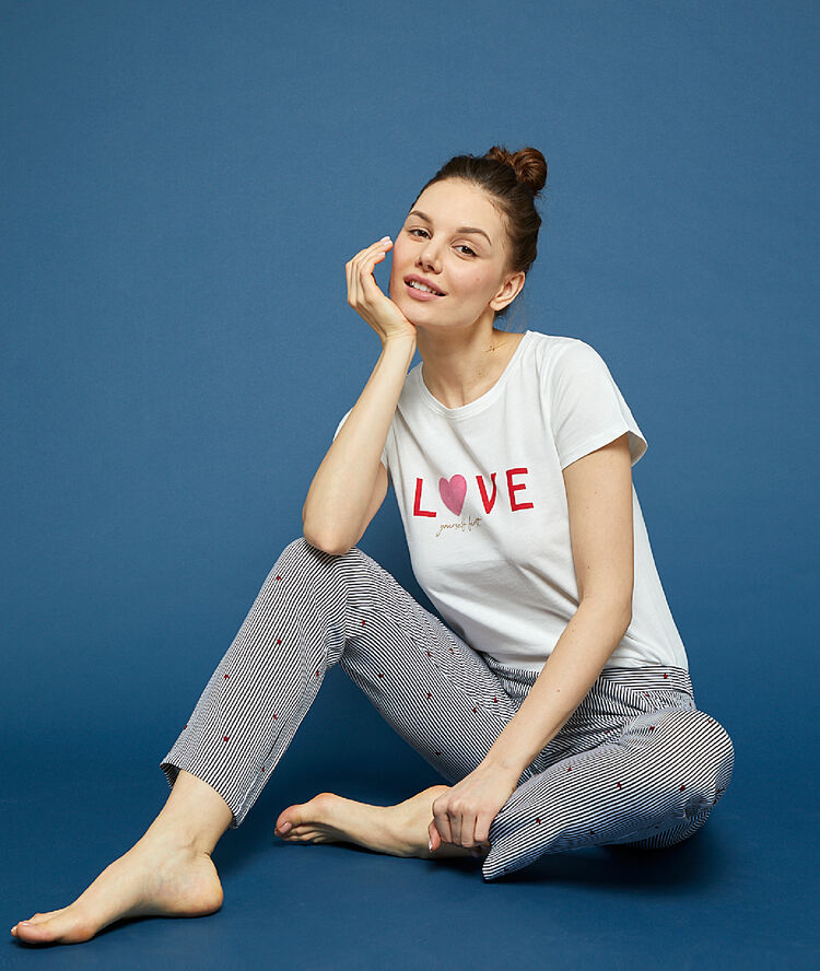 T-shirt z napisem 'love yourself first' ecru.