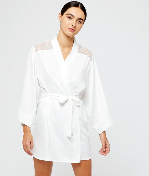 Satynowe kimono, plecy i ramiona z koronki ecru.