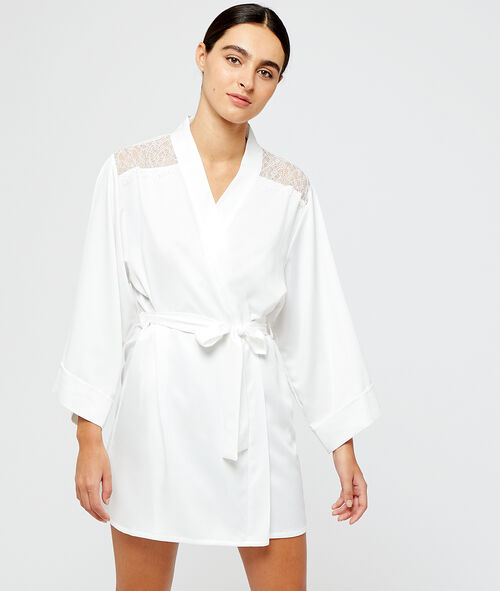 Satynowe kimono, plecy i ramiona z koronki Satynowe kimono, plecy i ramiona z koronki