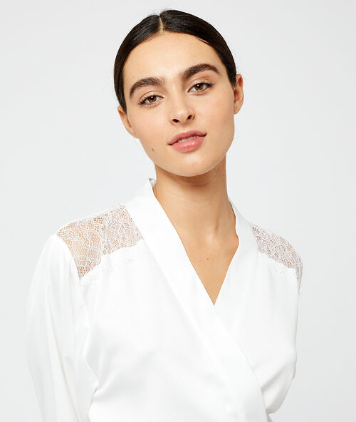 Satynowe kimono, plecy i ramiona z koronki ecru.