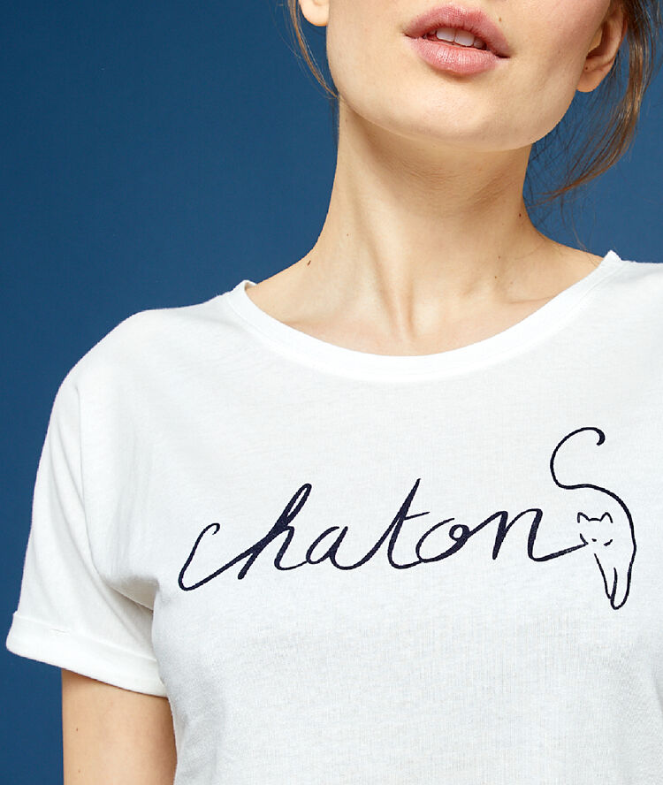 T-shirt z nadrukiem i napisem 'chaton' ecru.