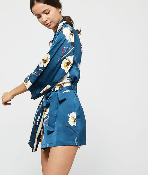 Satynowe kimono z kwiatowym nadrukiem niebieski.