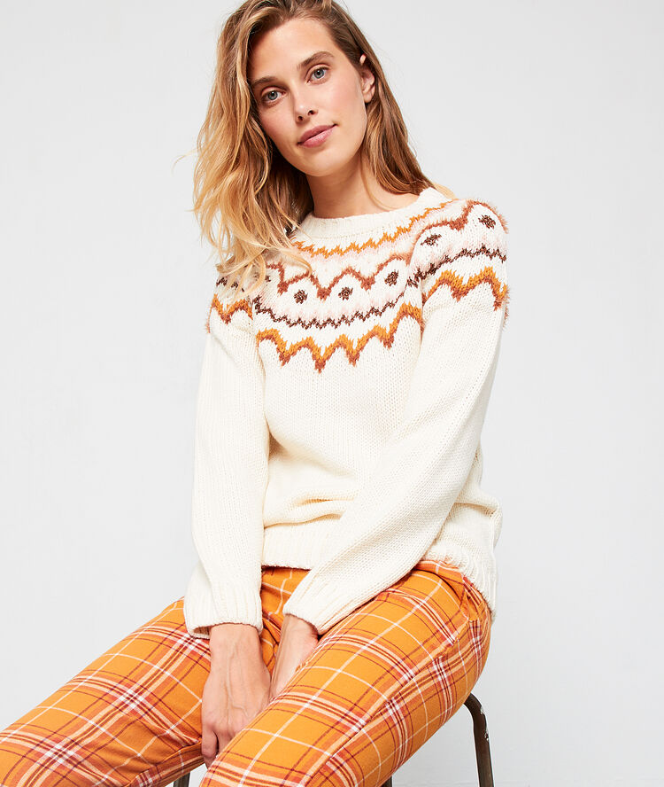 Gruby sweter w zimowe motywy ecru.