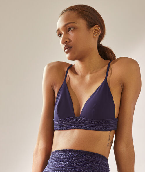 Tr&oacute;jkątna g&oacute;ra od kostiumu z haftowaną baskinką morski.