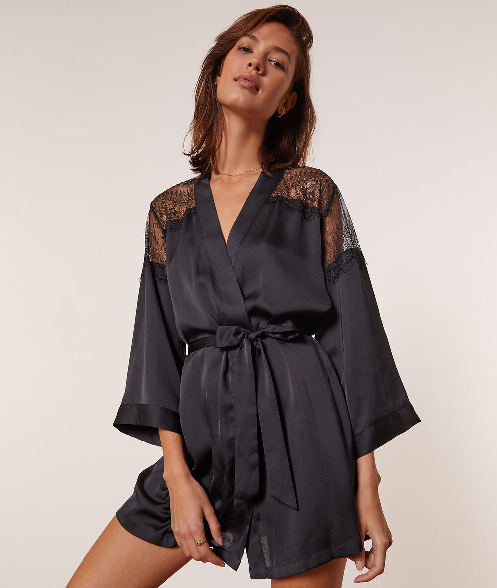 Satynowe kimono ze wstawkami koronki czarny.