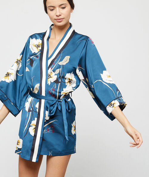 Satynowe kimono z kwiatowym nadrukiem niebieski.