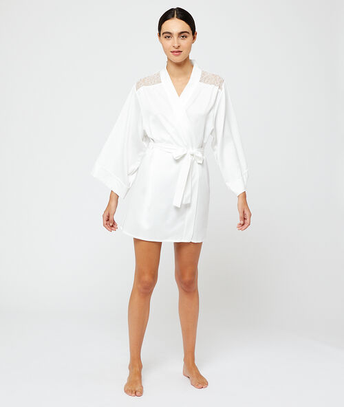 Satynowe kimono, plecy i ramiona z koronki ecru.