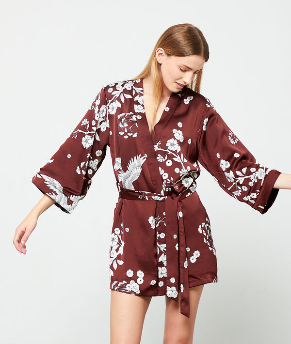 Satynowe kimono w kwiatowe motywy Satynowe kimono w kwiatowe motywy