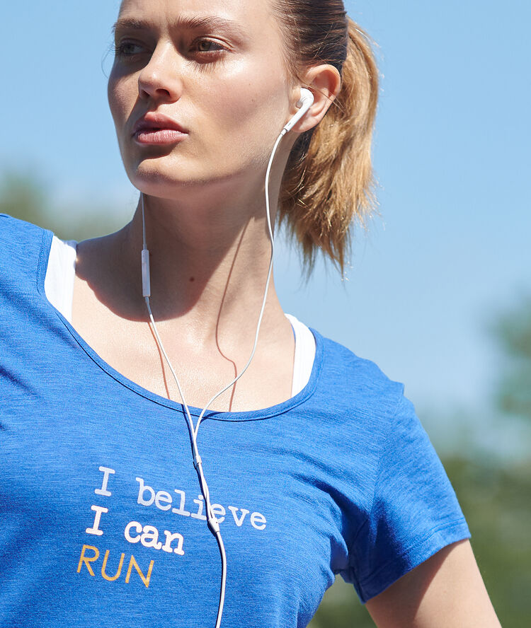 T-shirt treningowy z podkoszulkiem lazurowy.
