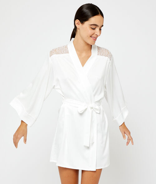 Satynowe kimono, plecy i ramiona z koronki ecru.