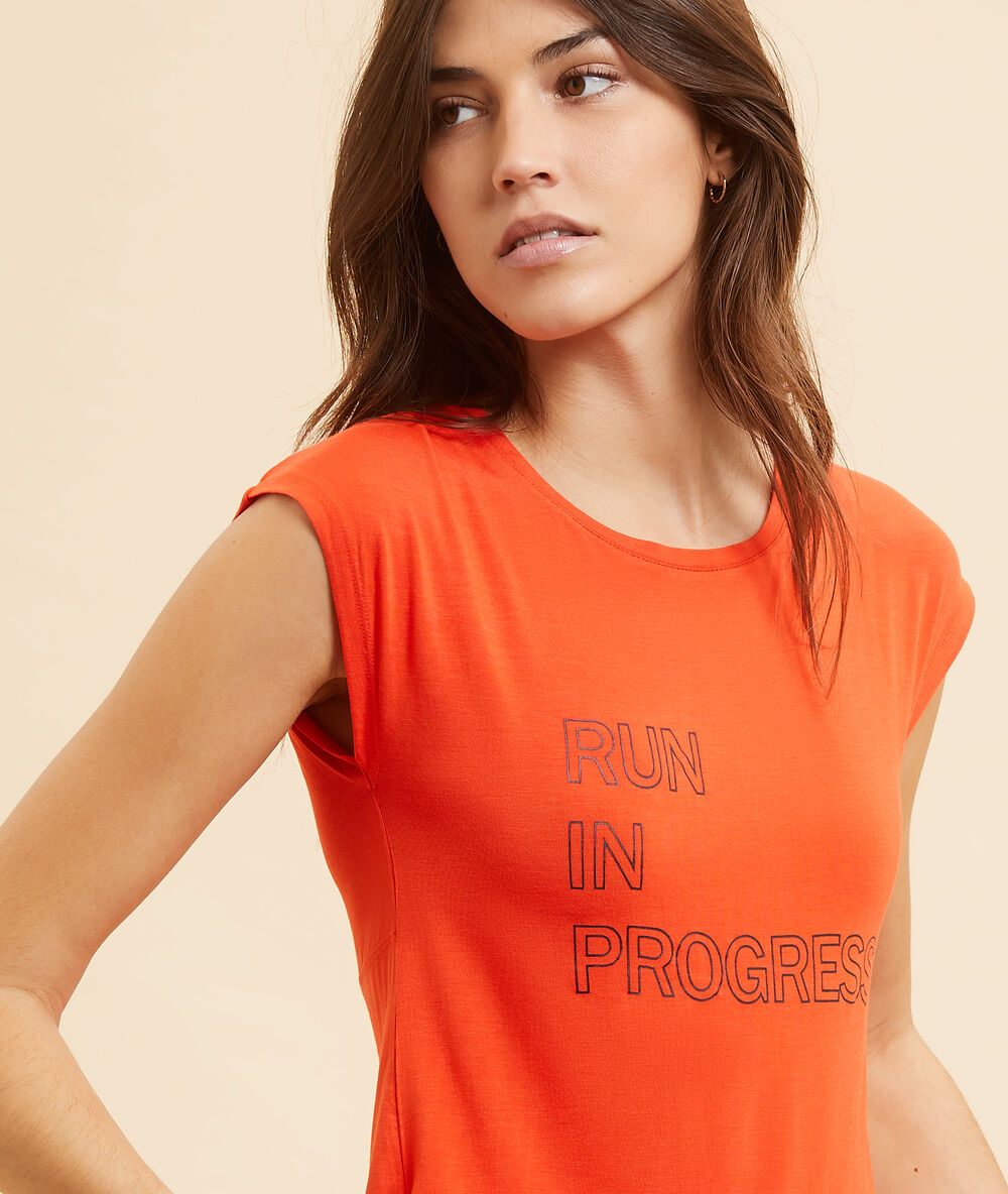 T-shirt z krótkimi rękawami i napisem 'run in progress' jaskrawoczerwony.