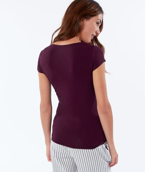 T-shirt z koronkowym dekoltem prune.