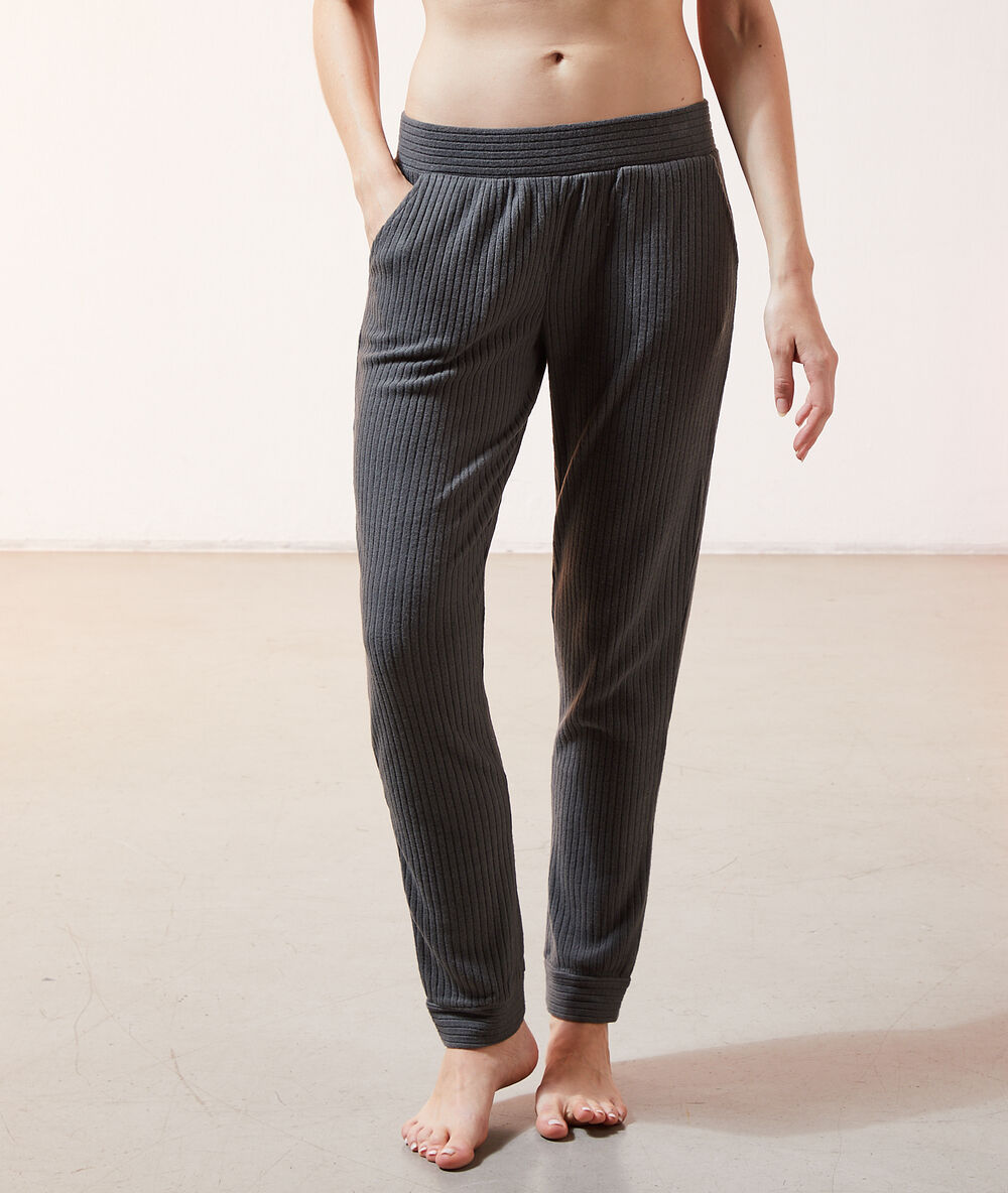 Prążkowane spodnie loungewear khaki.