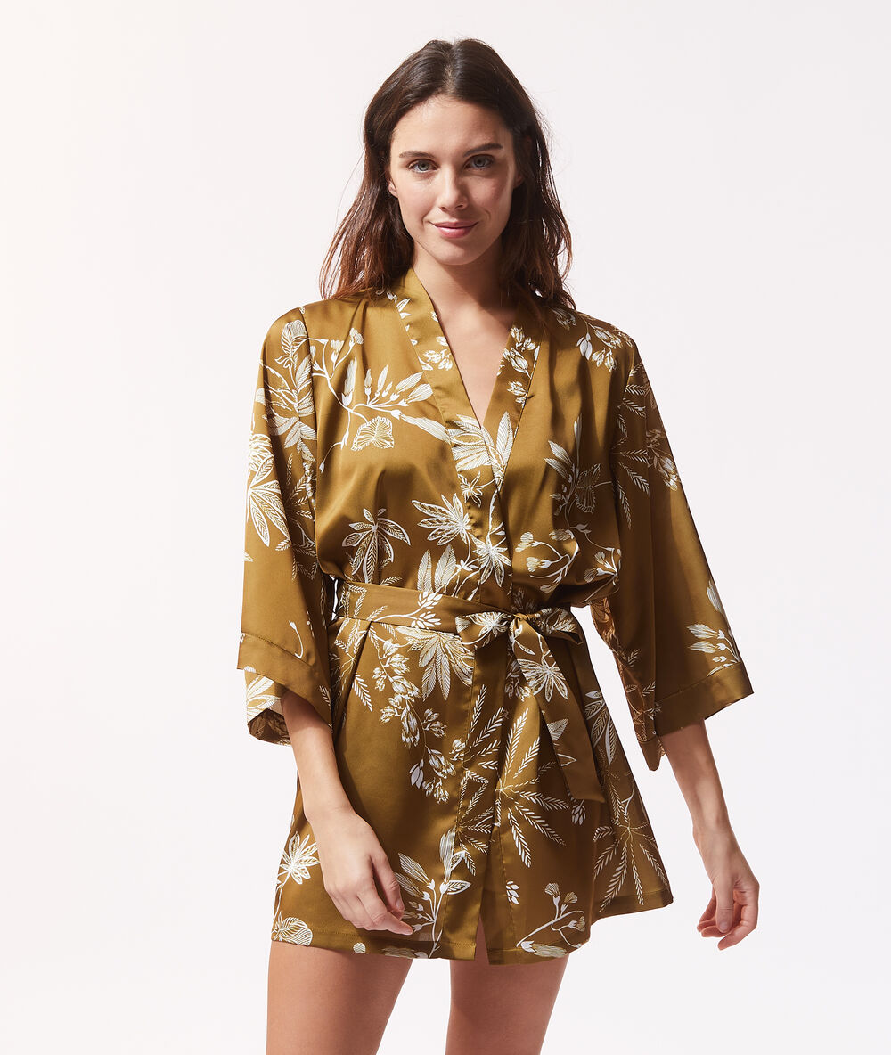 Satynowe kimono z kwiatowym nadrukiem szarobrązowy.