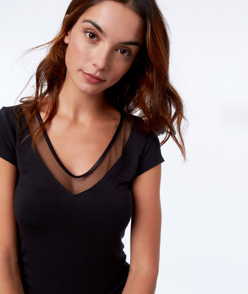 T-shirt z koronkowym dekoltem T-shirt z koronkowym dekoltem