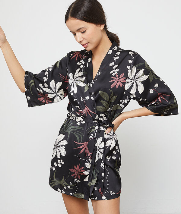 Satynowe kimono z kwiatowym nadrukiem Satynowe kimono z kwiatowym nadrukiem