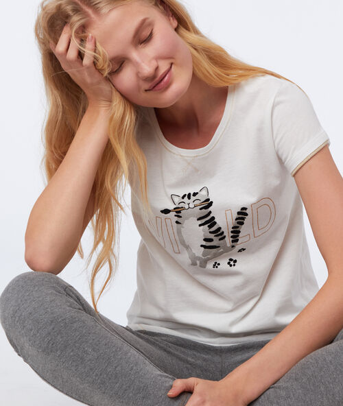T-shirt z napisem ecru.