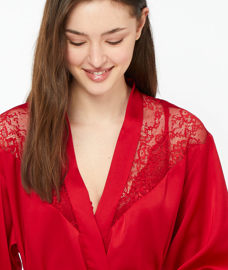 Kimono ozdobione koronką czerwony.