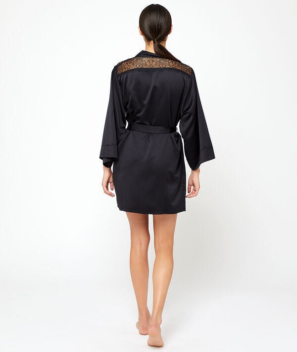 Satynowe kimono, plecy i ramiona z koronki Satynowe kimono, plecy i ramiona z koronki