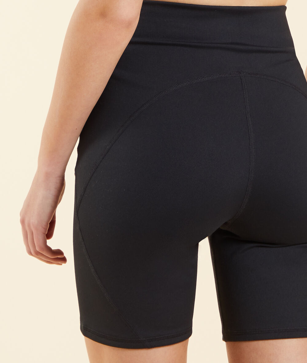Cycliste de sport noir.