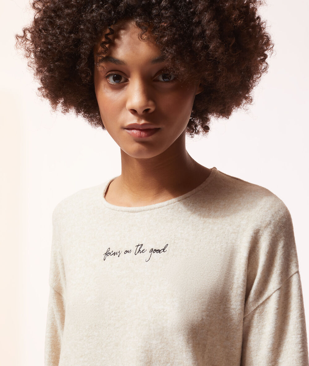 Wiązany t-shirt z napisem 'focus on the good' beżowy.
