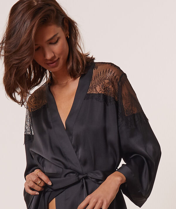 Satynowe kimono ze wstawkami koronki Satynowe kimono ze wstawkami koronki;${refinementColor}