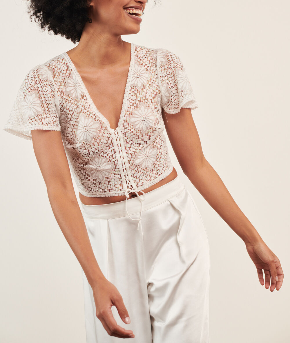 Crop-top z koronki ecru.