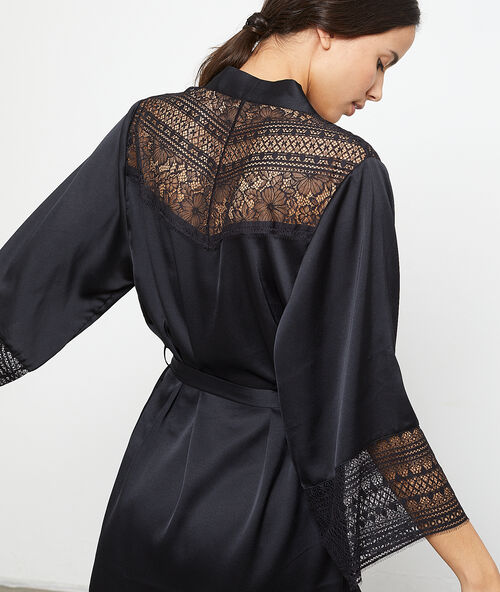 Satynowe kimono ze wstawkami z koronki czarny.