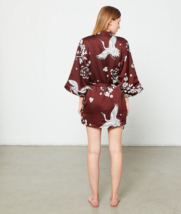 Satynowe kimono w kwiatowe motywy Satynowe kimono w kwiatowe motywy