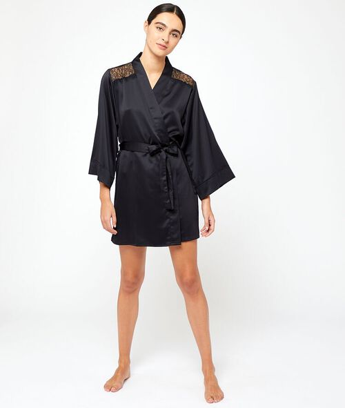 Satynowe kimono, plecy i ramiona z koronki Satynowe kimono, plecy i ramiona z koronki