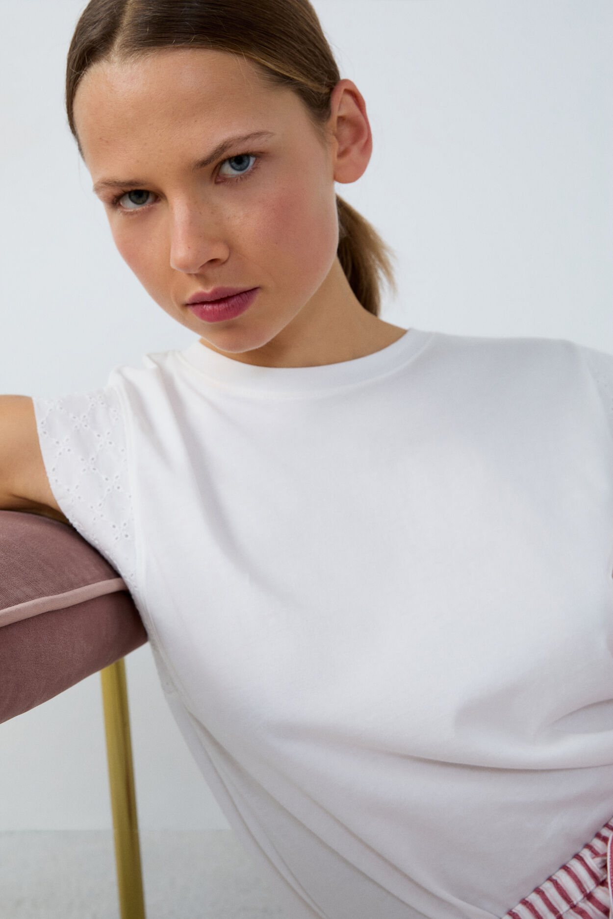 Bawełniany t-shirt z haftowanym detalem