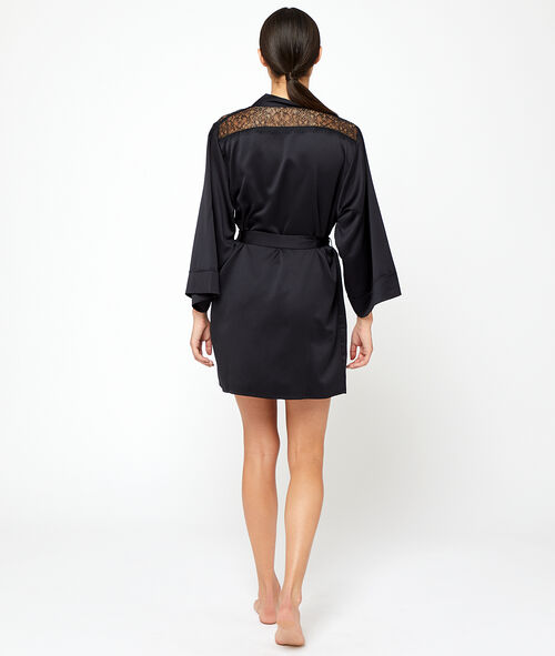 Satynowe kimono, plecy i ramiona z koronki Satynowe kimono, plecy i ramiona z koronki