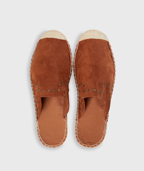 Espadryle z materiału imitującego zamsz ozdobione ćwiekami camel.