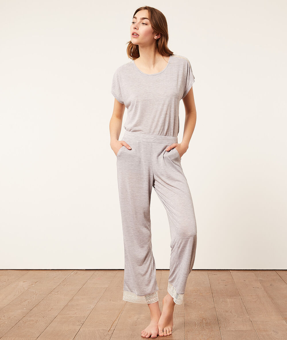 Pantalon 7/8è bords dentelle gris clair.
