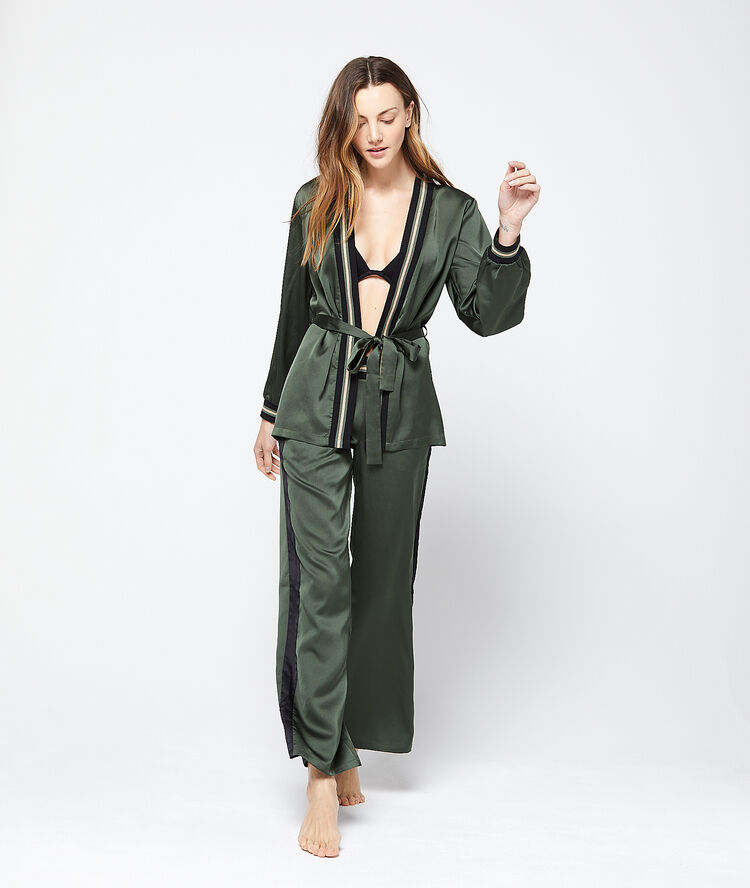 Krótkie satynowe kimono z paskami w kontrastowym kolorze khaki.