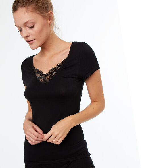 T-shirt z dekoltem z koronki T-shirt z dekoltem z koronki