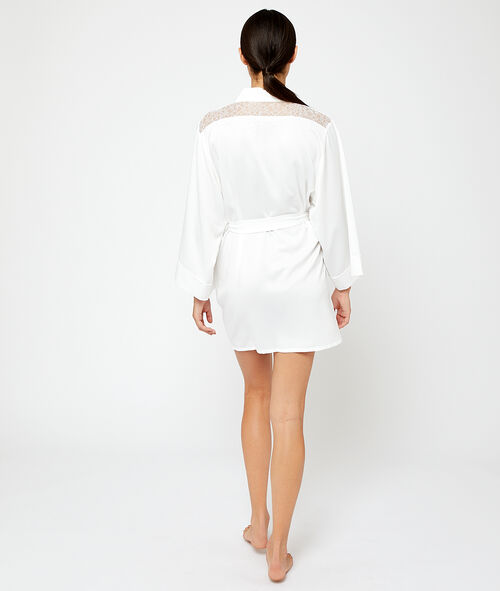 Satynowe kimono, plecy i ramiona z koronki Satynowe kimono, plecy i ramiona z koronki