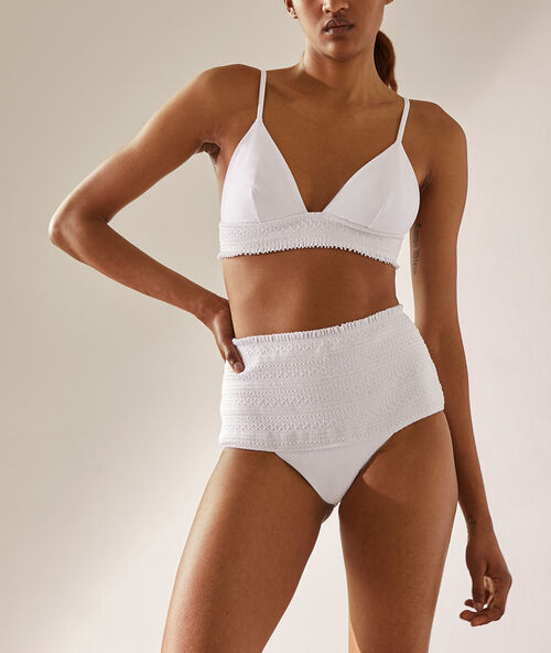 Tr&oacute;jkątna g&oacute;ra od kostiumu z haftowaną baskinką ecru.