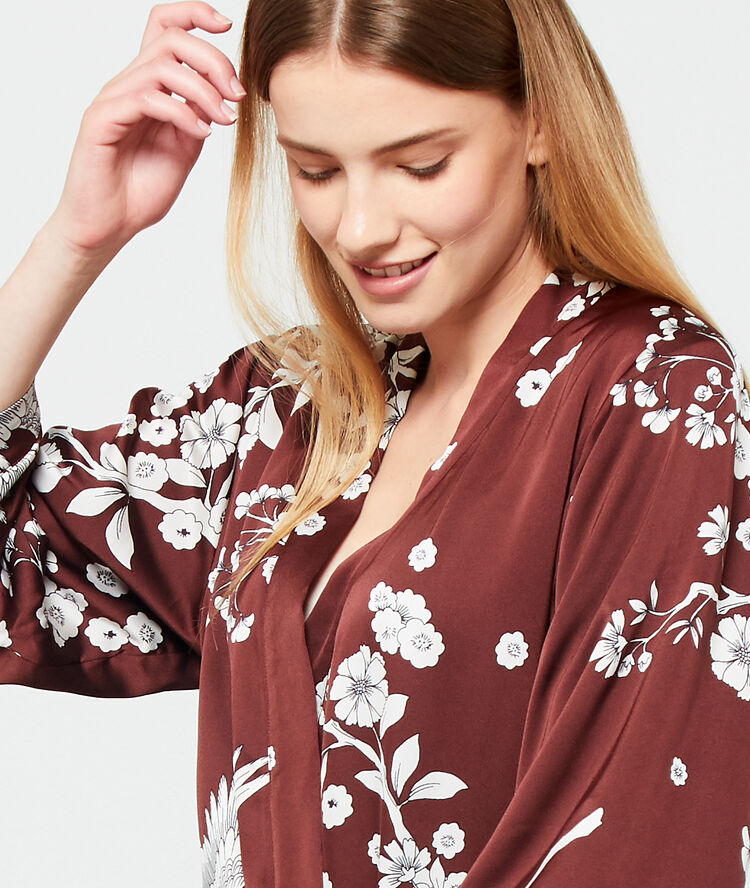 Satynowe kimono w kwiatowe motywy brązowy.